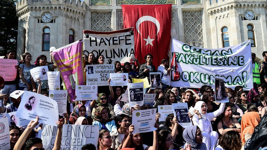 Turkish academia is in upheaval following the government’s decision to split up 13 major universities to form new ones, while university departments say that the proposal is fueled by ulterior motives and that resources are already spread too thin.